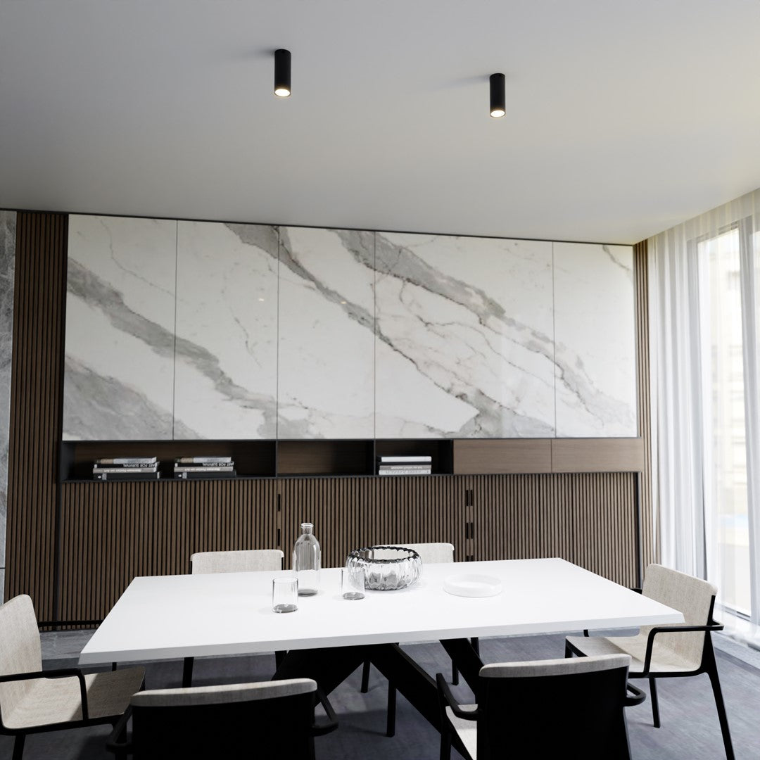 Salle à manger contemporaine éclairée par deux spots noirs montés au plafond