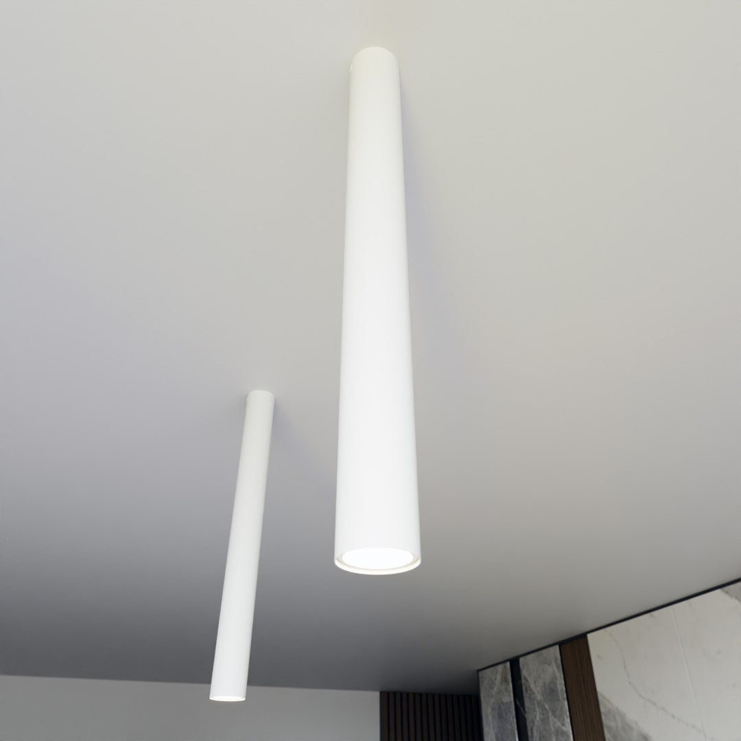 Détail en contre-plongée de deux tubes blancs fixés au plafond, lumière allumée.