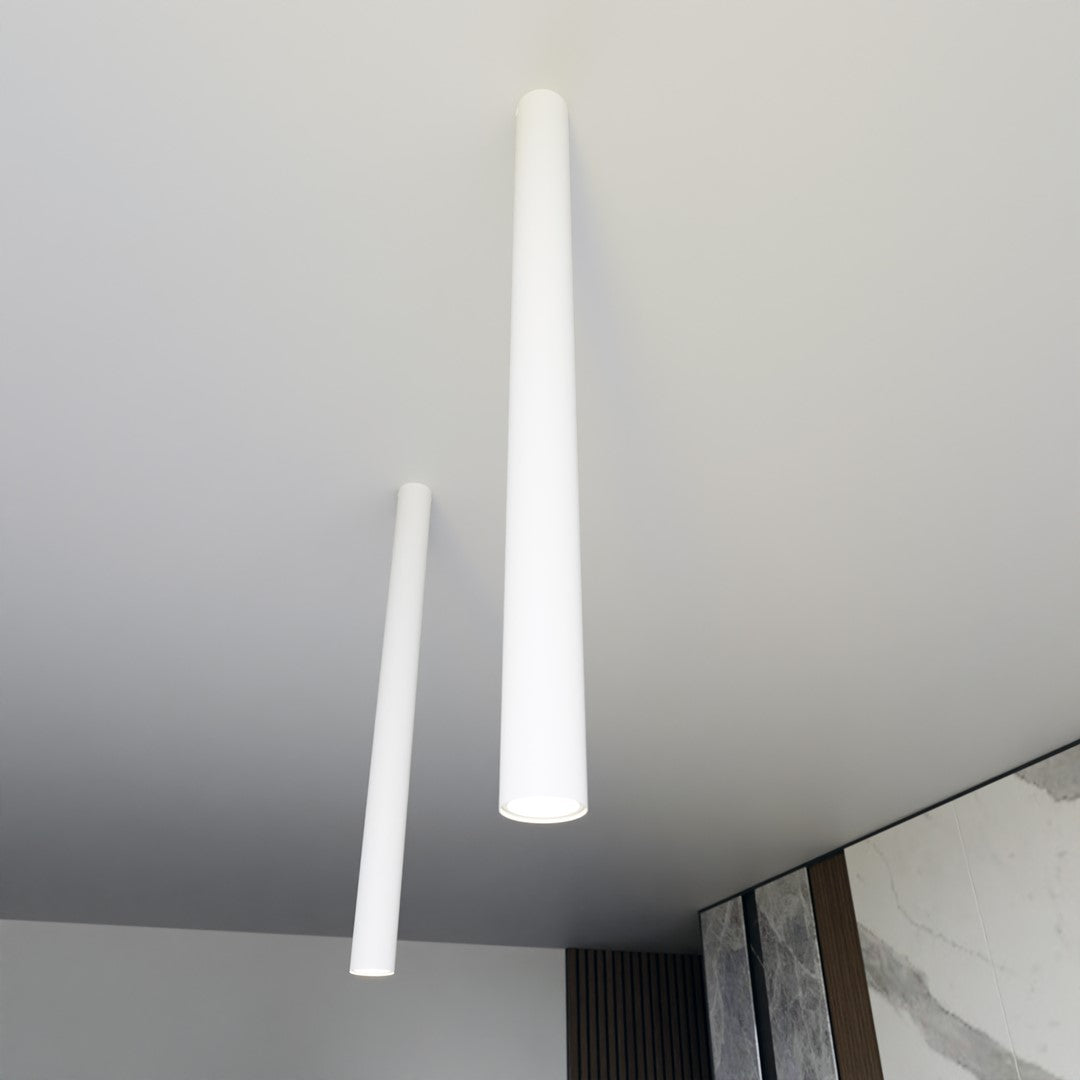 Contre-plongée d'un tube blanc allumé sous un plafond gris clair