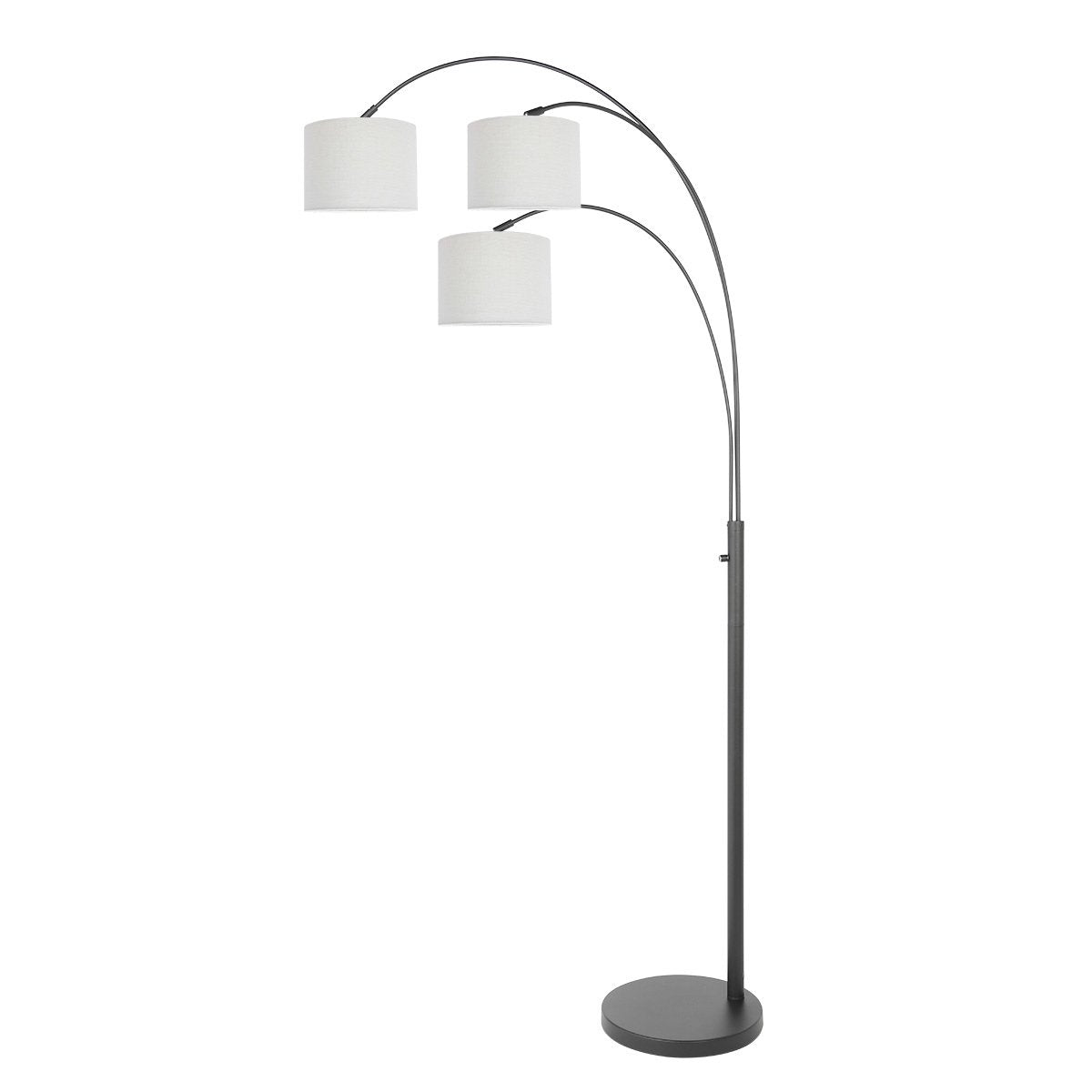 Vue de biais du lampadaire, trois arcs fins noirs portant chacun un abat-jour textile clair