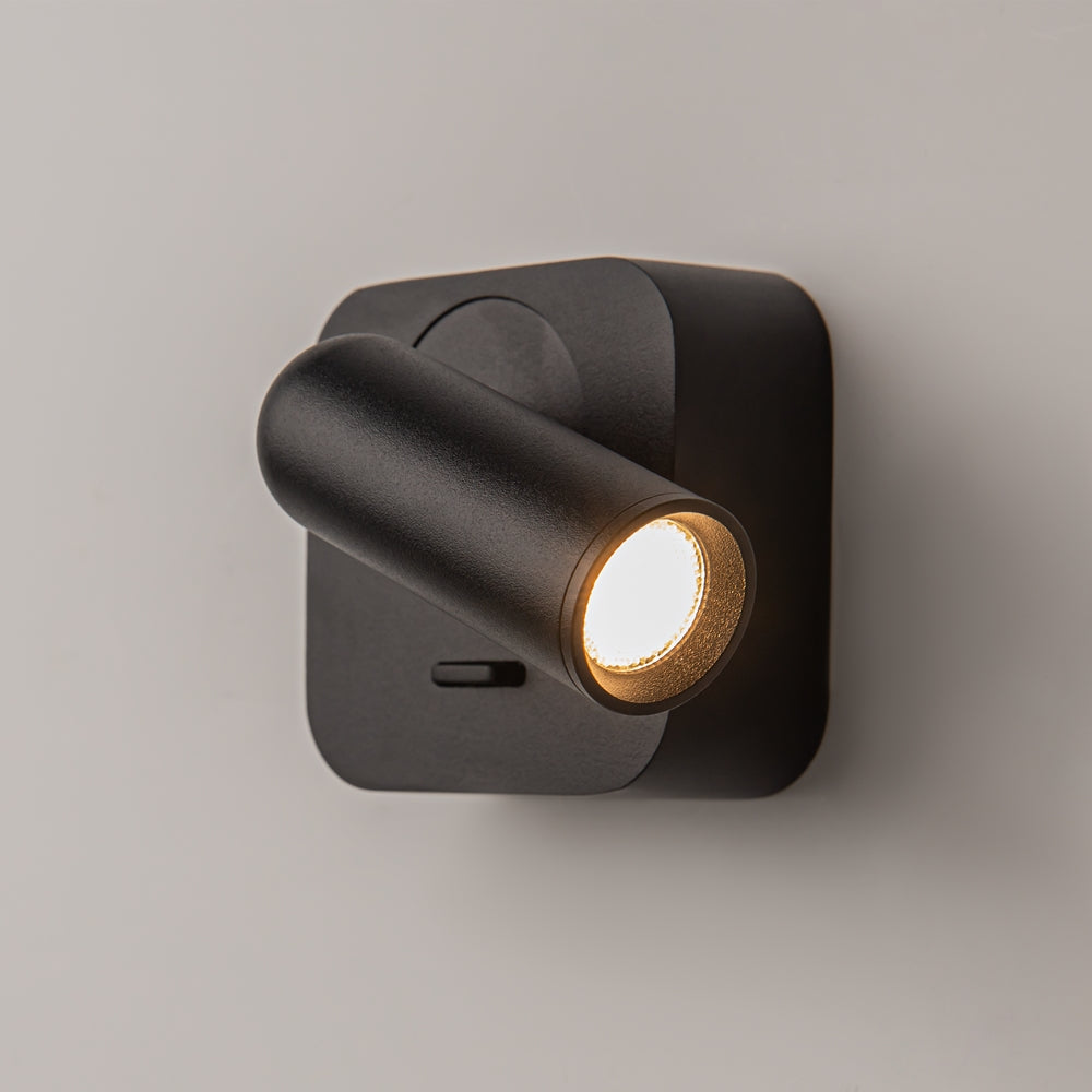 Tête pivotée vers l'objectif, lentille LED allumée et diffuseur texturé bien visibles.