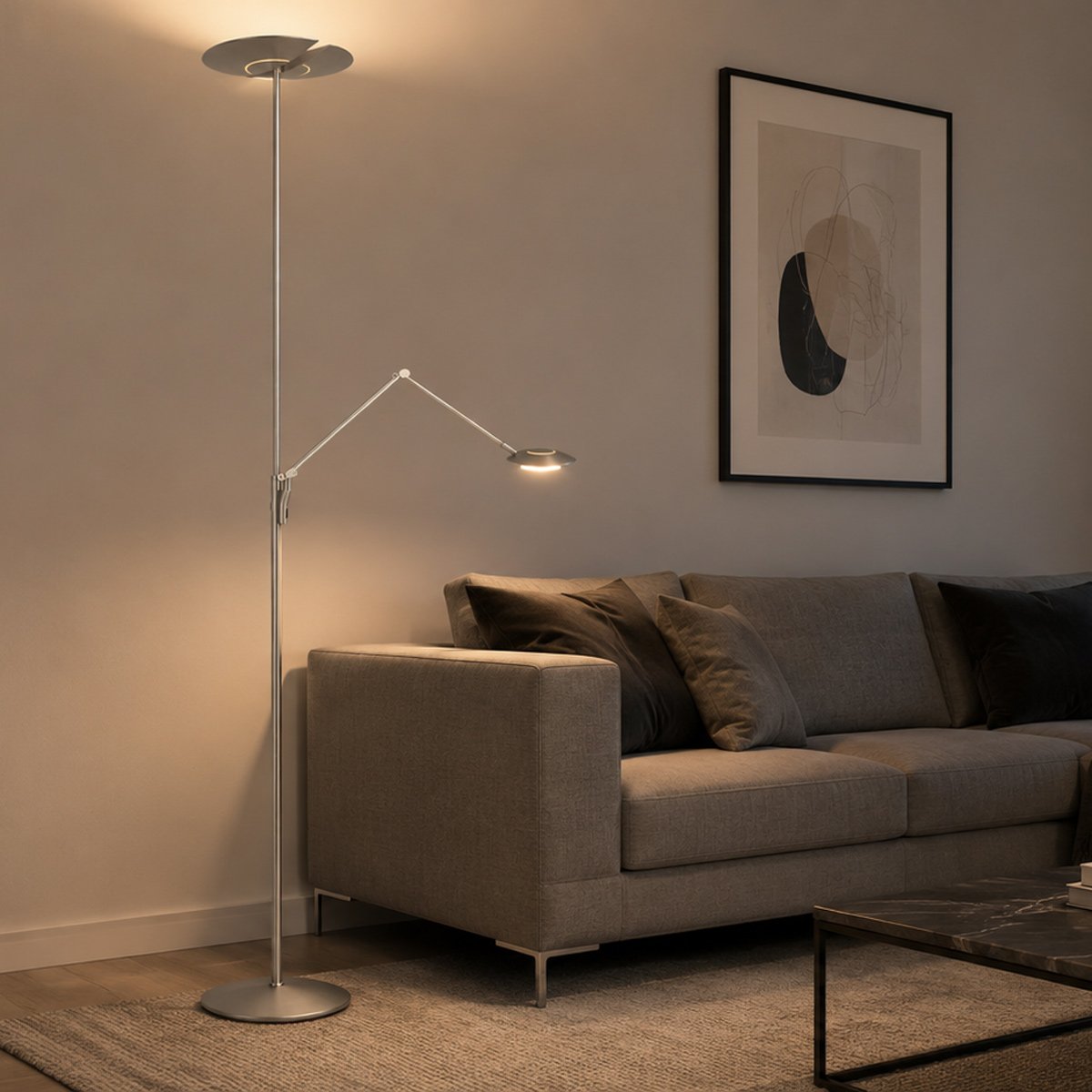 Ambiance salon sombre, lampadaire argenté éclairant un canapé et une toile.