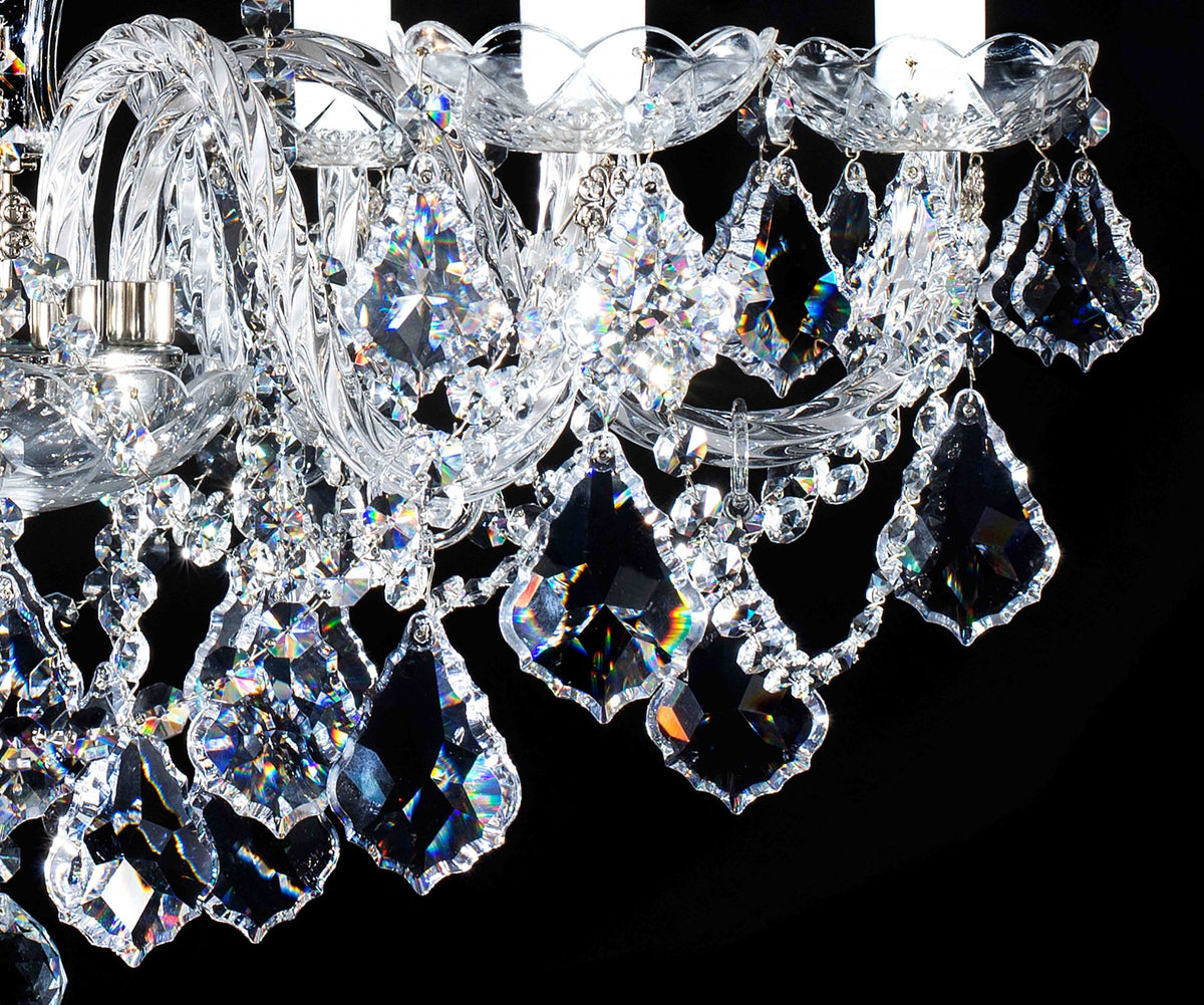 Détail des pendeloques de cristal taillé aux reflets irisés et des bras festonnés