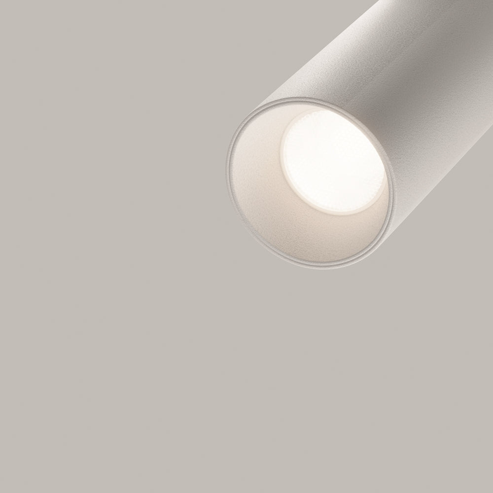 Détail de l'ouverture du spot : intérieur clair et module LED blanc allumé