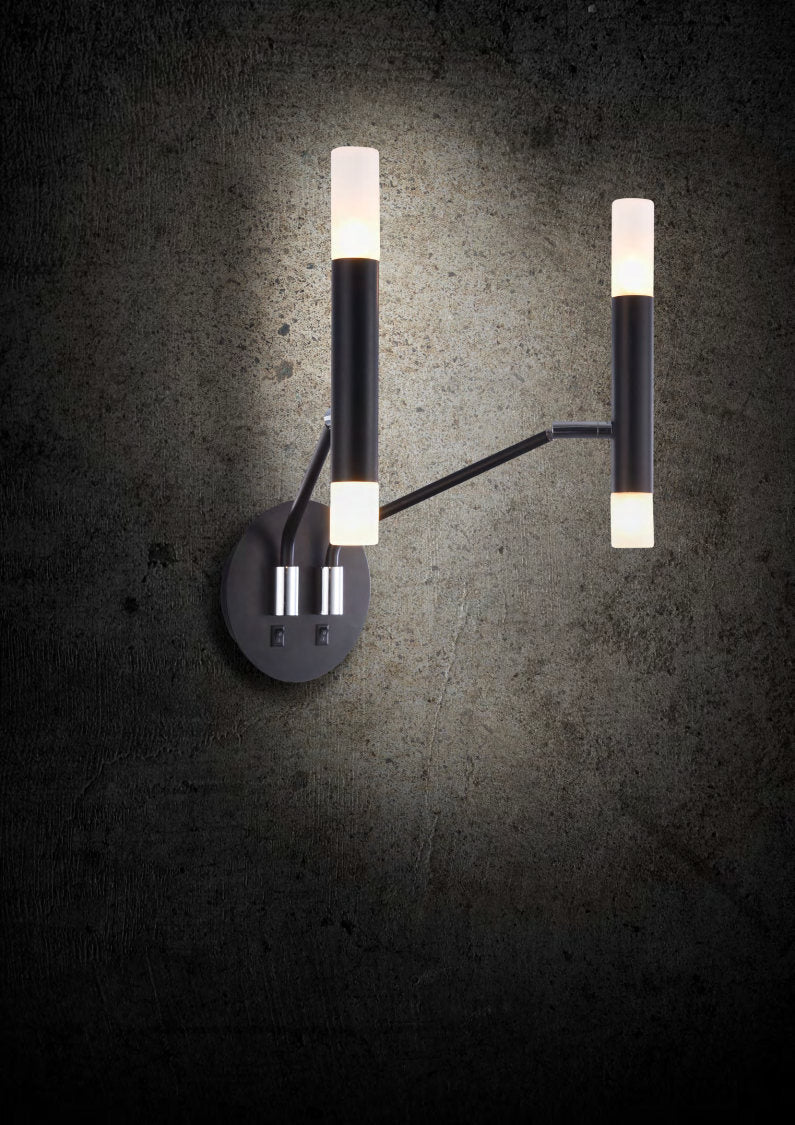 Mise en ambiance sur mur béton sombre, luminaire allumé diffusant une lumière chaude