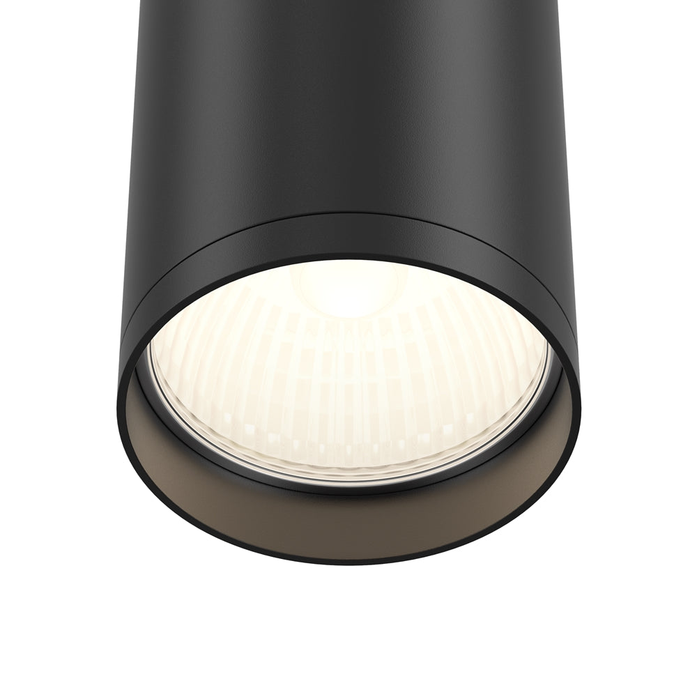 Gros plan sur le diffuseur strié et la bague métallique du spot noir