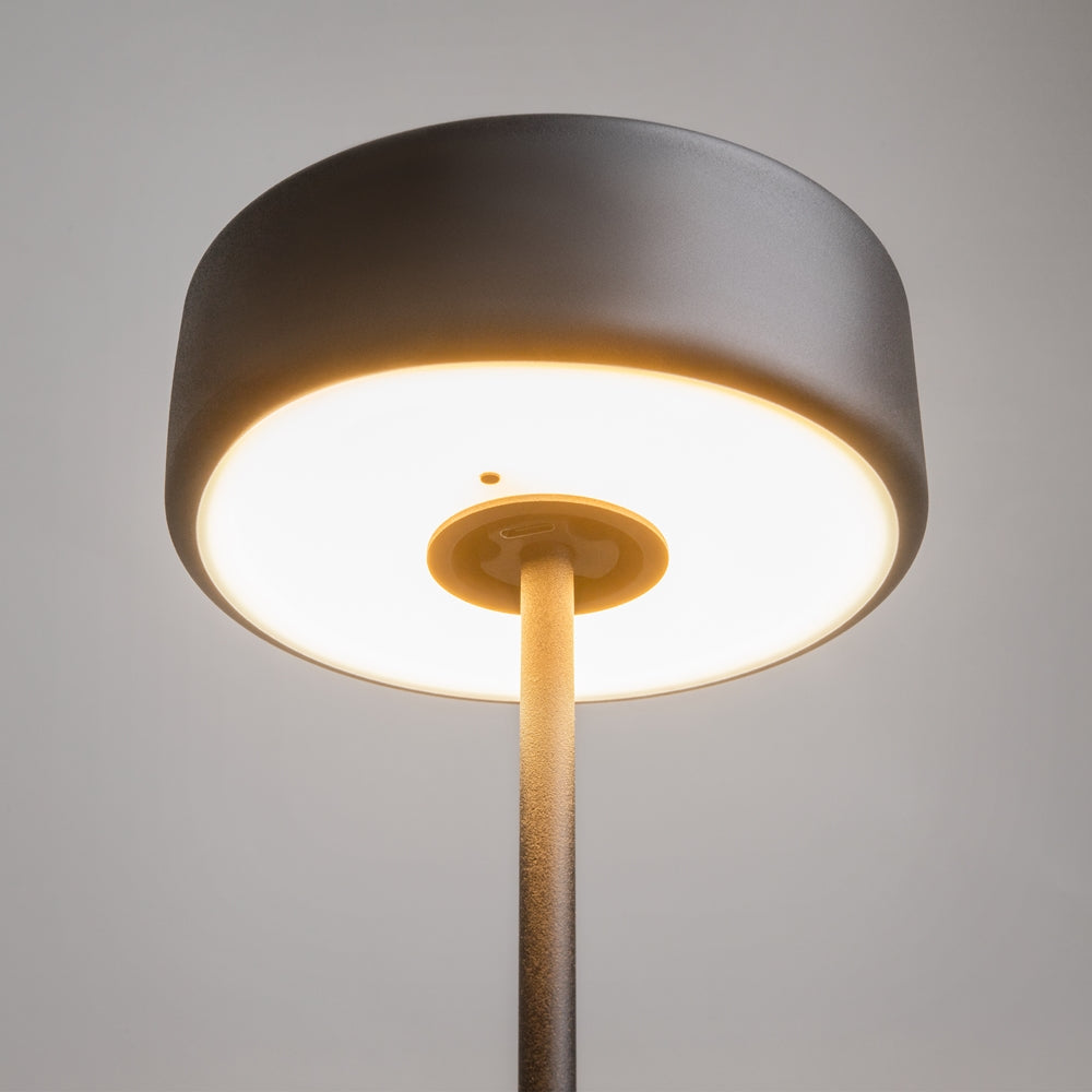 Détail rapproché de l'abat-jour cylindrique et de la lumière chaude