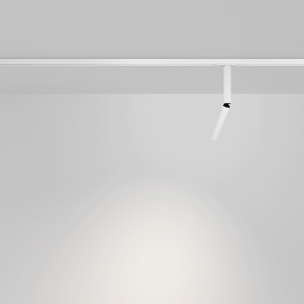 Photo d'ambiance avec le spot blanc éclairant un mur clair.