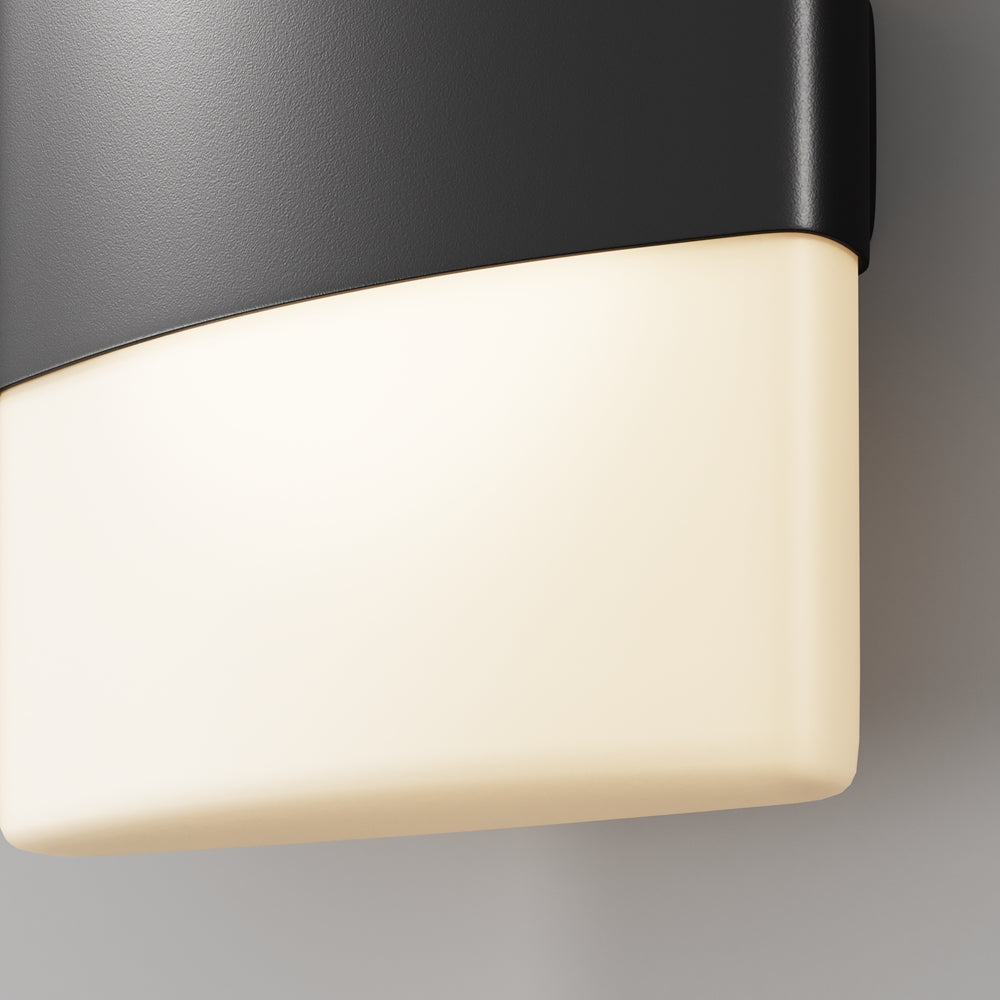 Gros plan sur la finition noire mate et le diffuseur opalin aux angles arrondis.