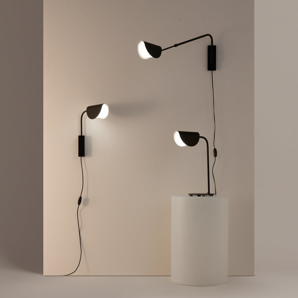 Trois configurations présentées : murale, plafond et posée sur un socle