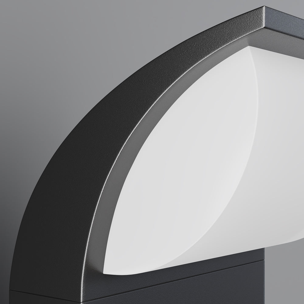 Gros plan sur la tête arrondie et le diffuseur blanc du luminaire.