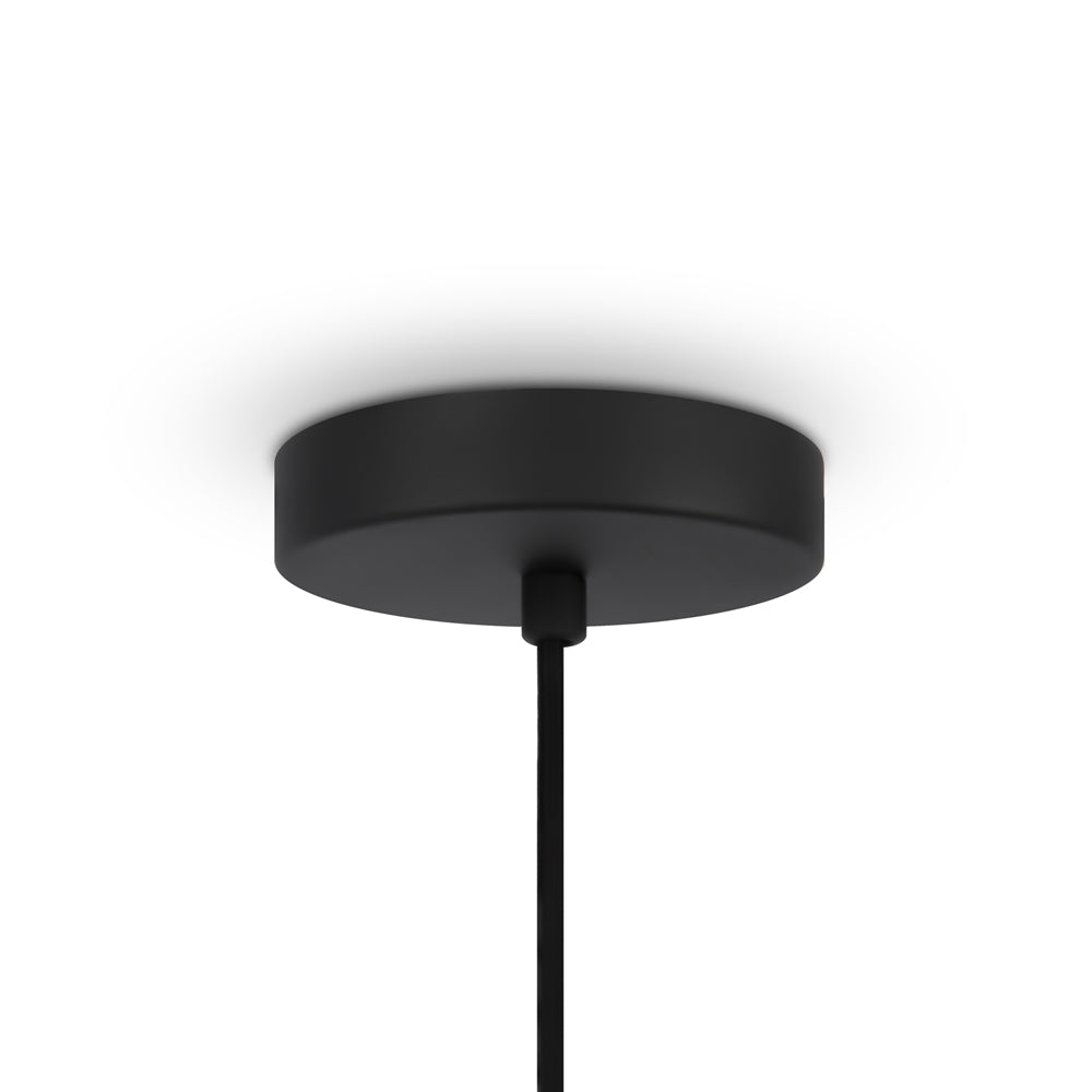 Détail de la rosace de plafond noire et du câble de suspension