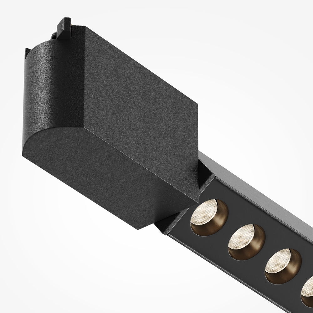 Détail rapproché des optiques dorées et de la finition granitée noire du boîtier