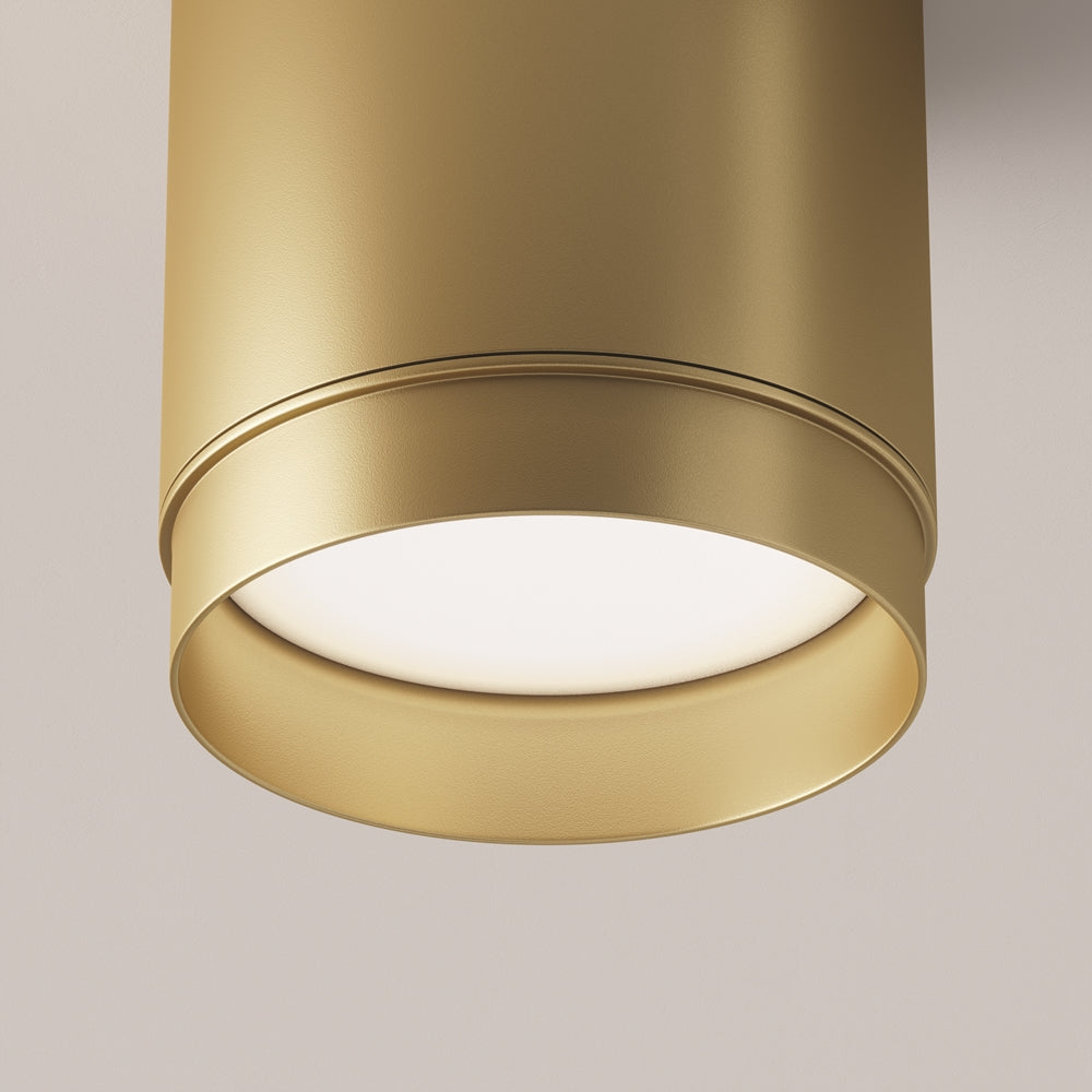 Détail rapproché de la bague dorée et du diffuseur blanc allumé