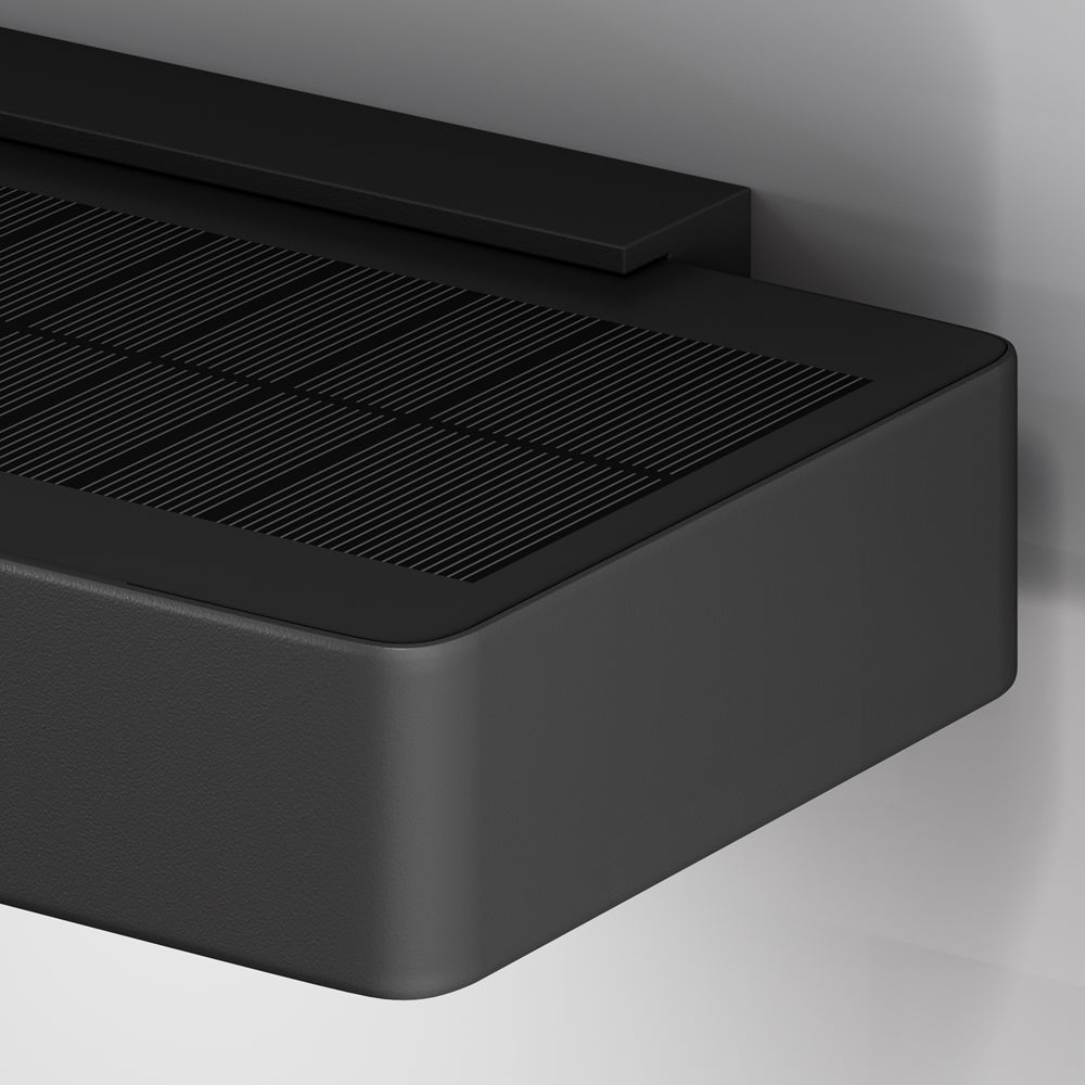 Détail de la finition : panneau solaire strié intégré au-dessus du boîtier noir