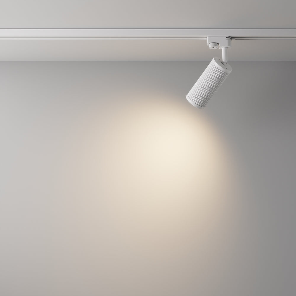Mise en ambiance : halo de lumière chaude projeté sur un mur blanc
