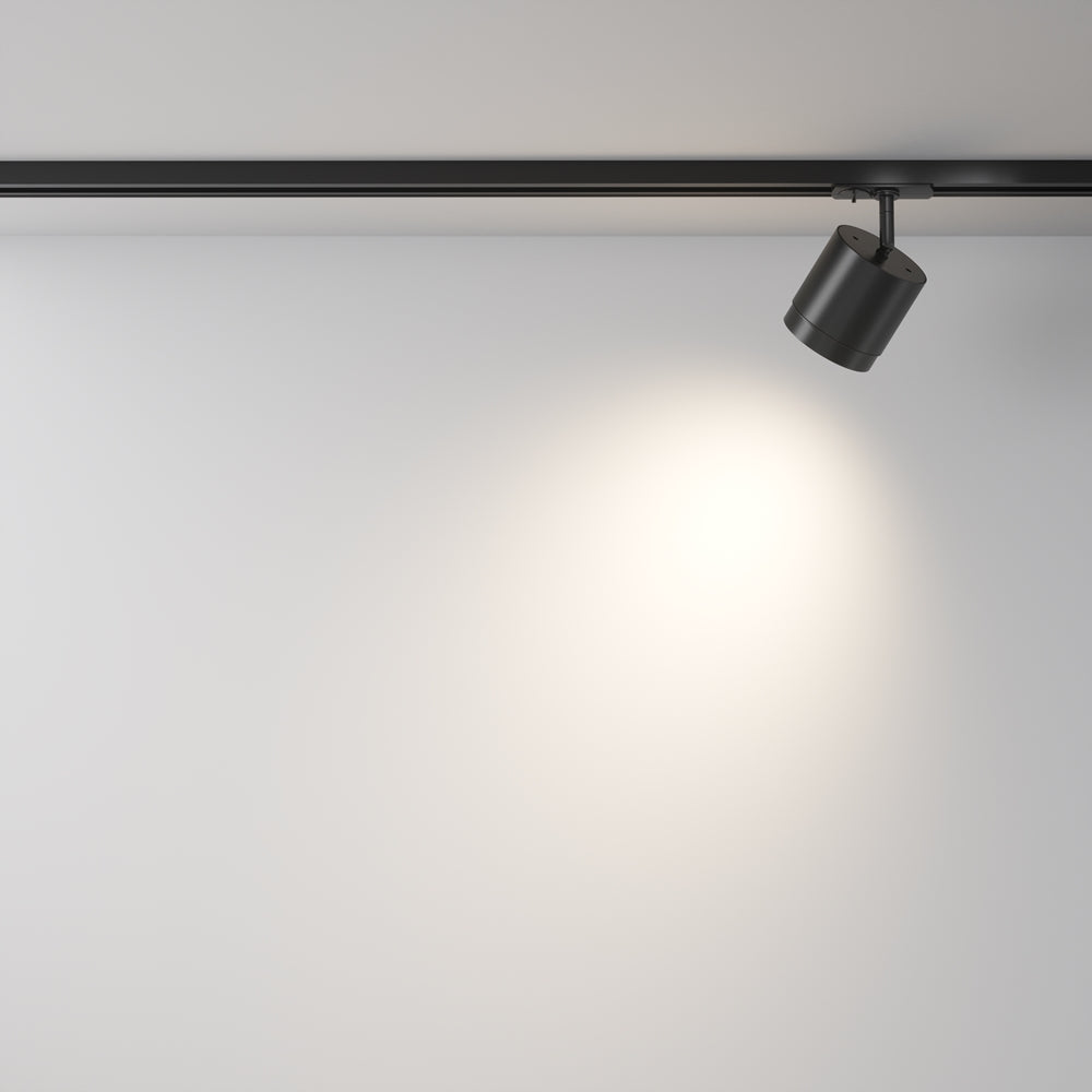 Mise en ambiance avec faisceau lumineux projeté sur un mur blanc
