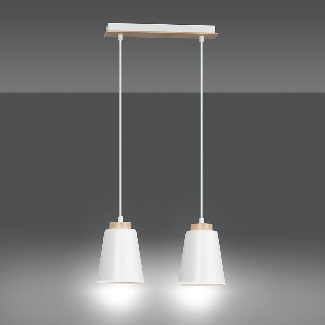 Les deux abat-jours blancs allumés diffusent une lumière chaude sur fond gris