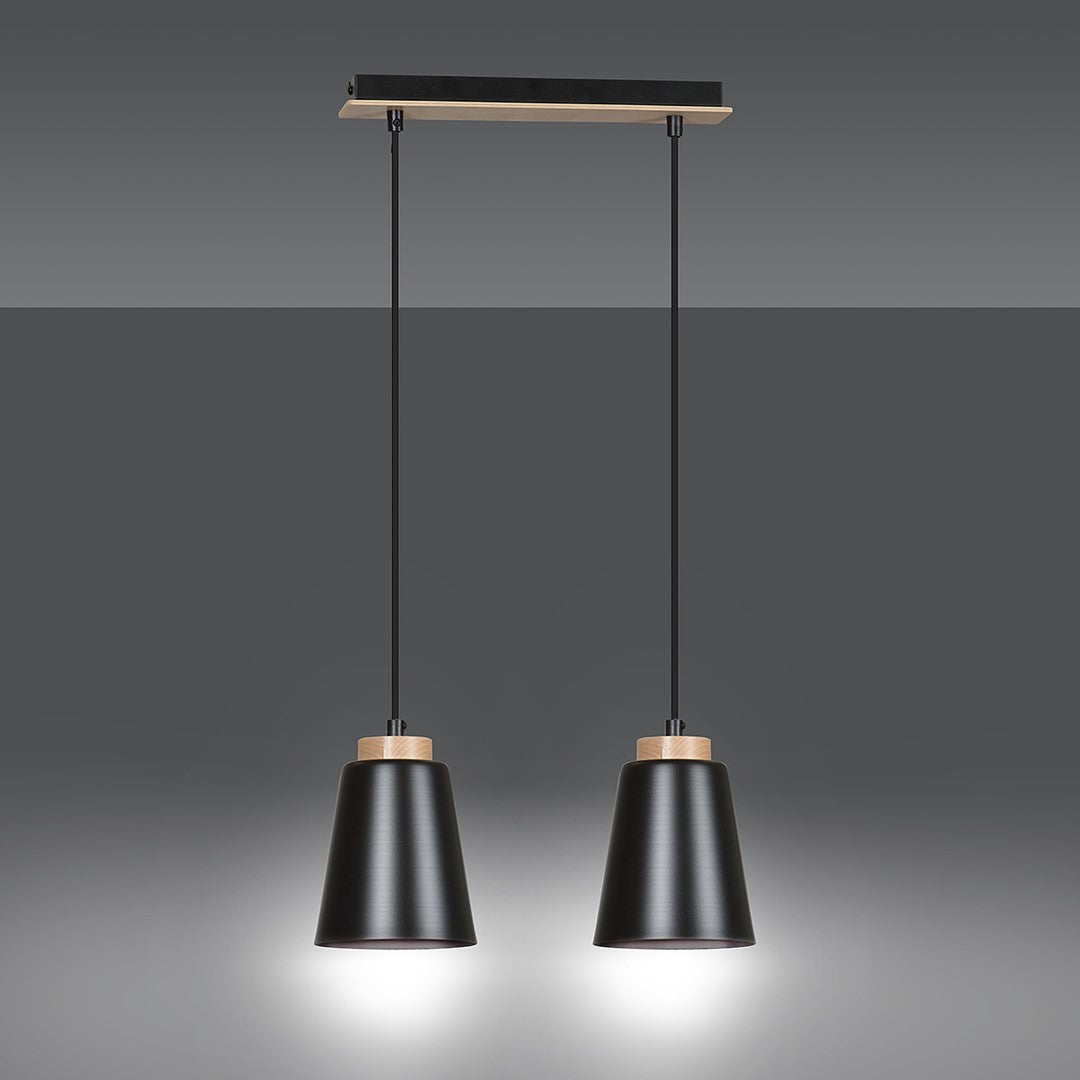 Suspension allumée, deux abat-jours coniques diffusant une lumière chaude sur fond gris.