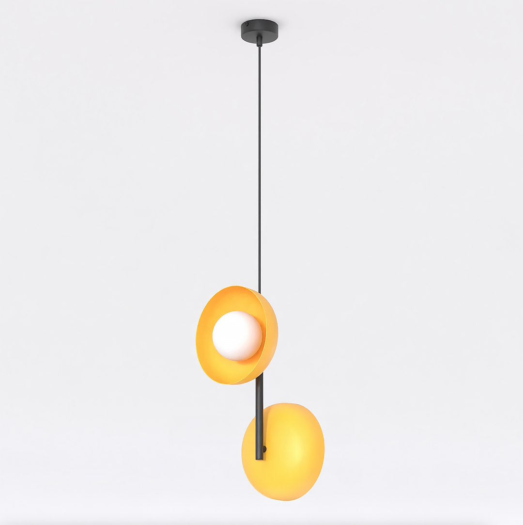 Vue de face de la suspension orange, anneau supérieur et demi-globe inférieur sur tige noire.