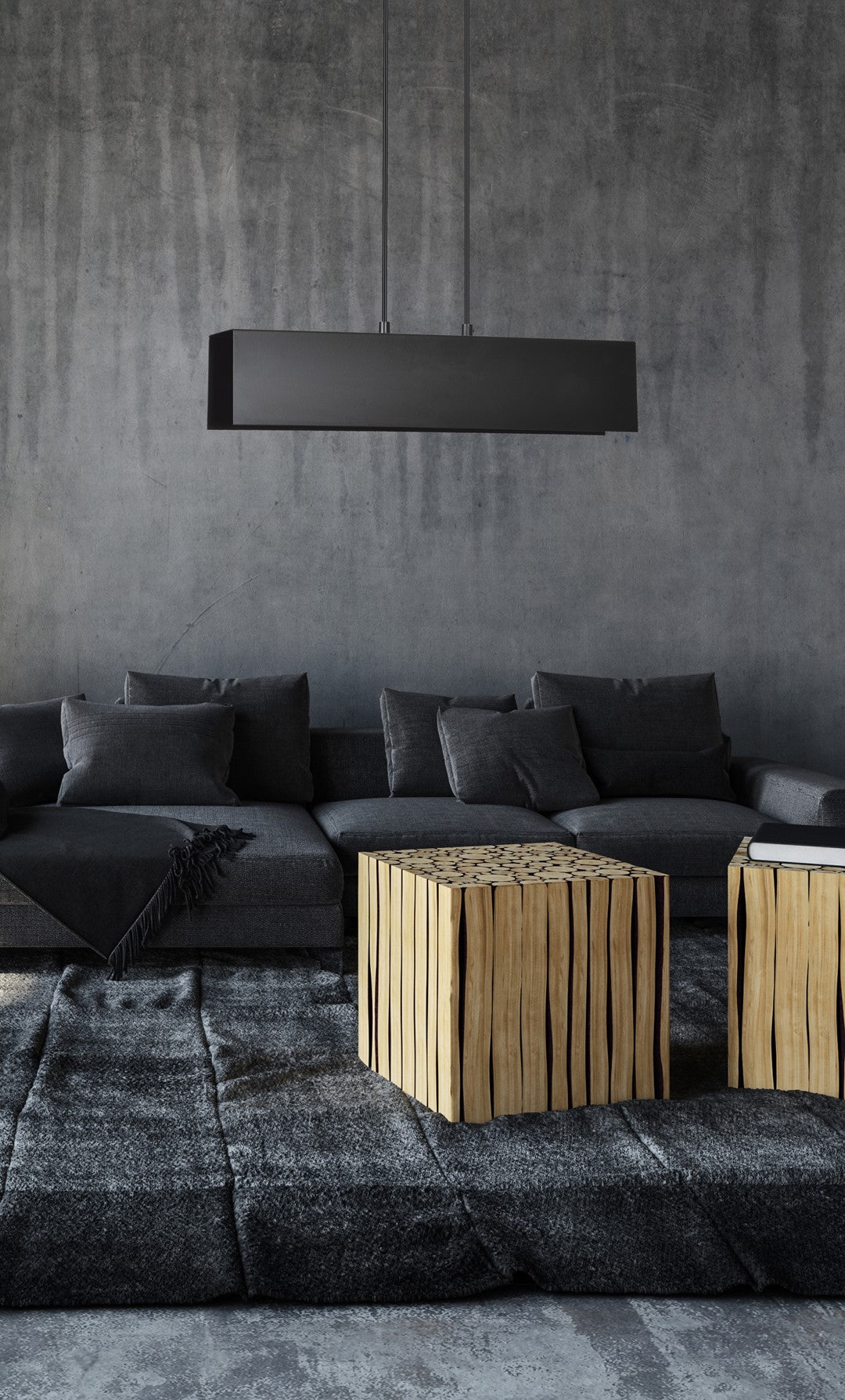 Mise en ambiance dans un salon gris, canapé sombre et tables en bois clair