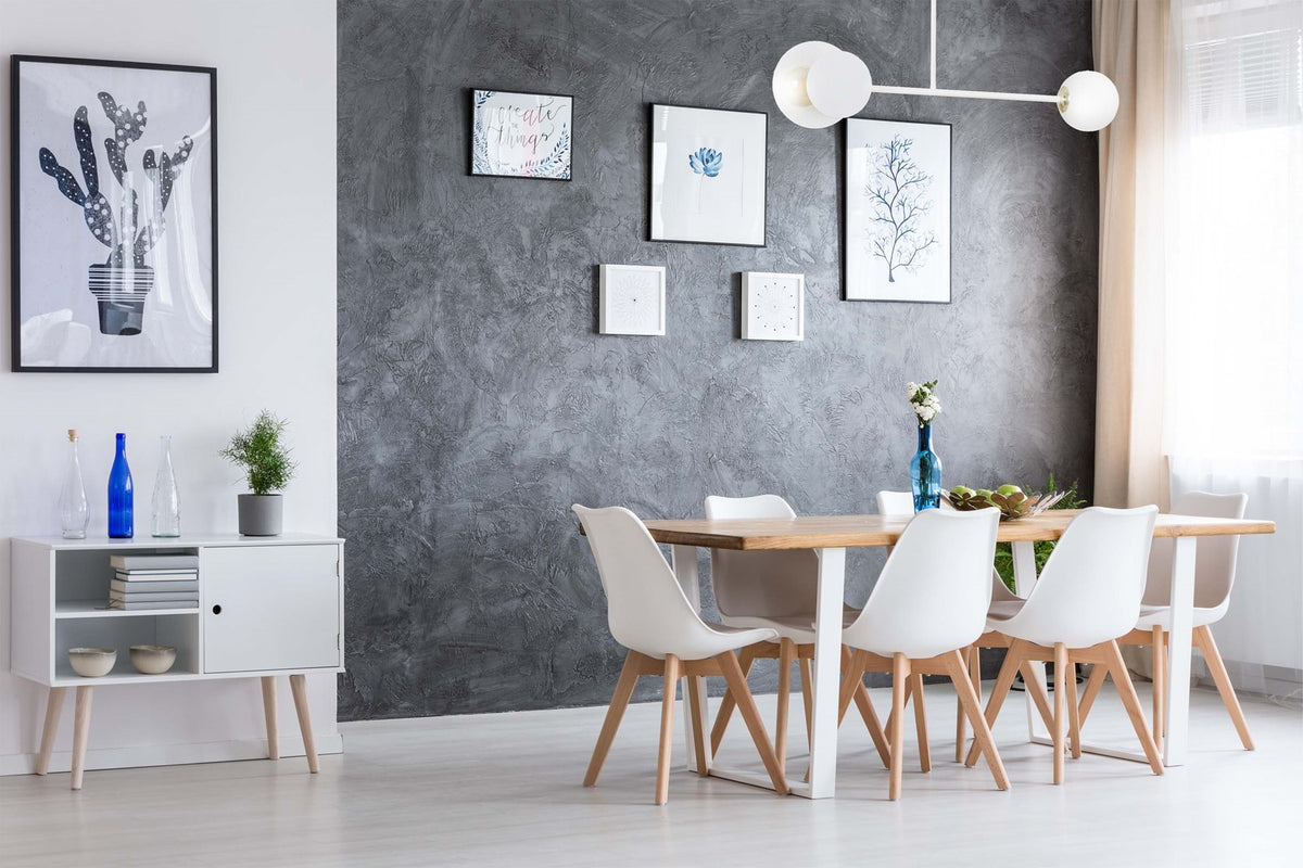Plafonnier blanc installé dans une salle à manger, au-dessus d'une table en bois