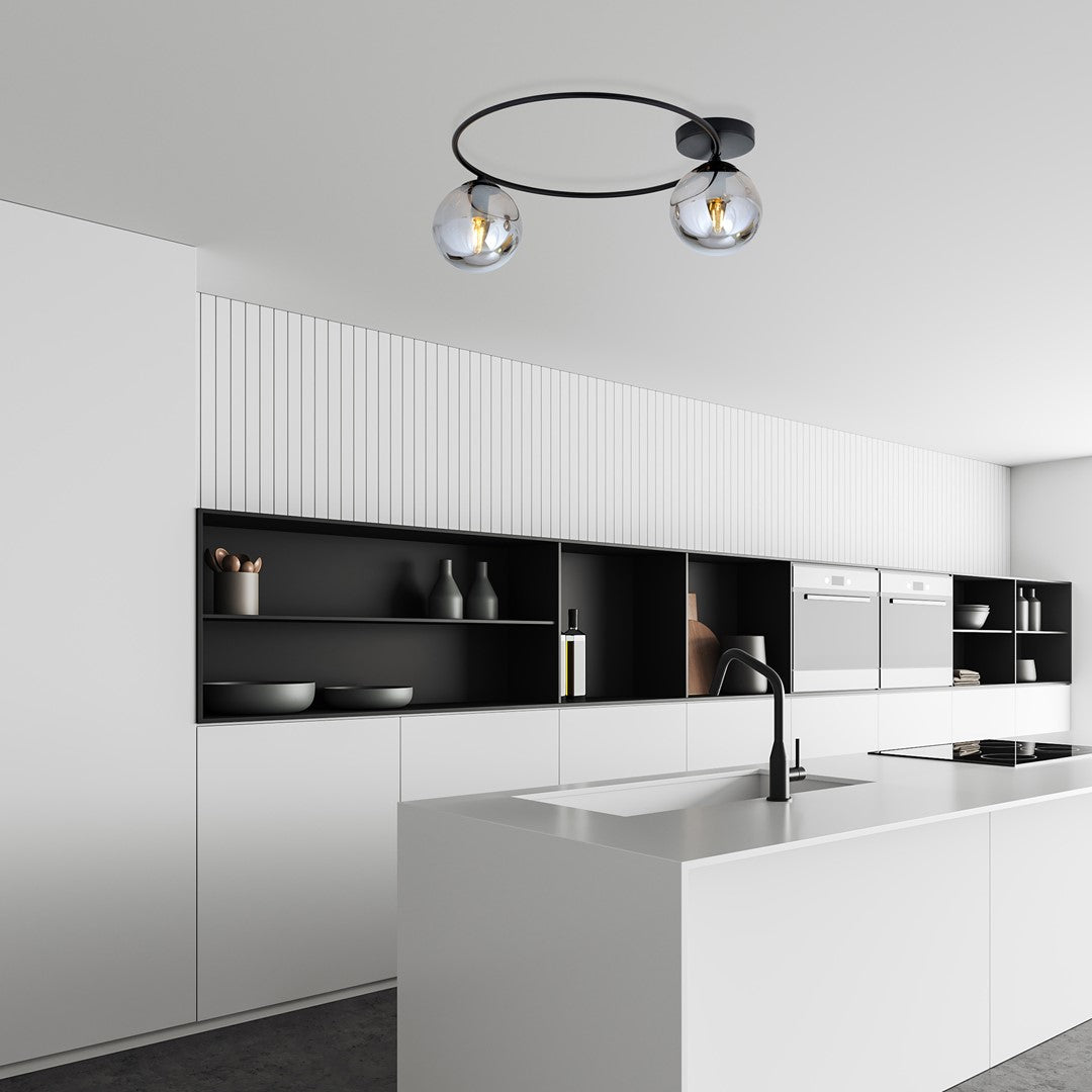 Mise en ambiance du plafonnier fixé au-dessus d'un îlot de cuisine blanche minimaliste