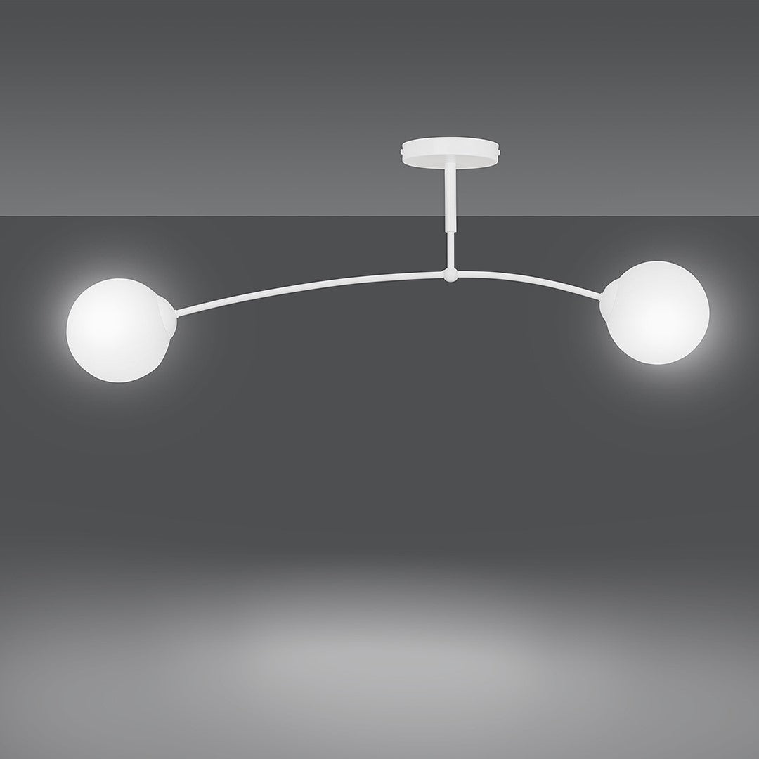 Luminaire suspendu blanc allumé dans une ambiance sombre, éclairant les deux globes.