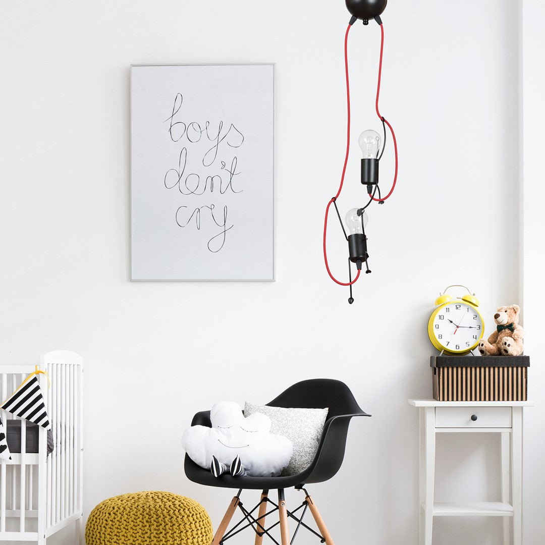 Mise en ambiance dans une chambre d'enfant avec lit, chaise noire et affiche