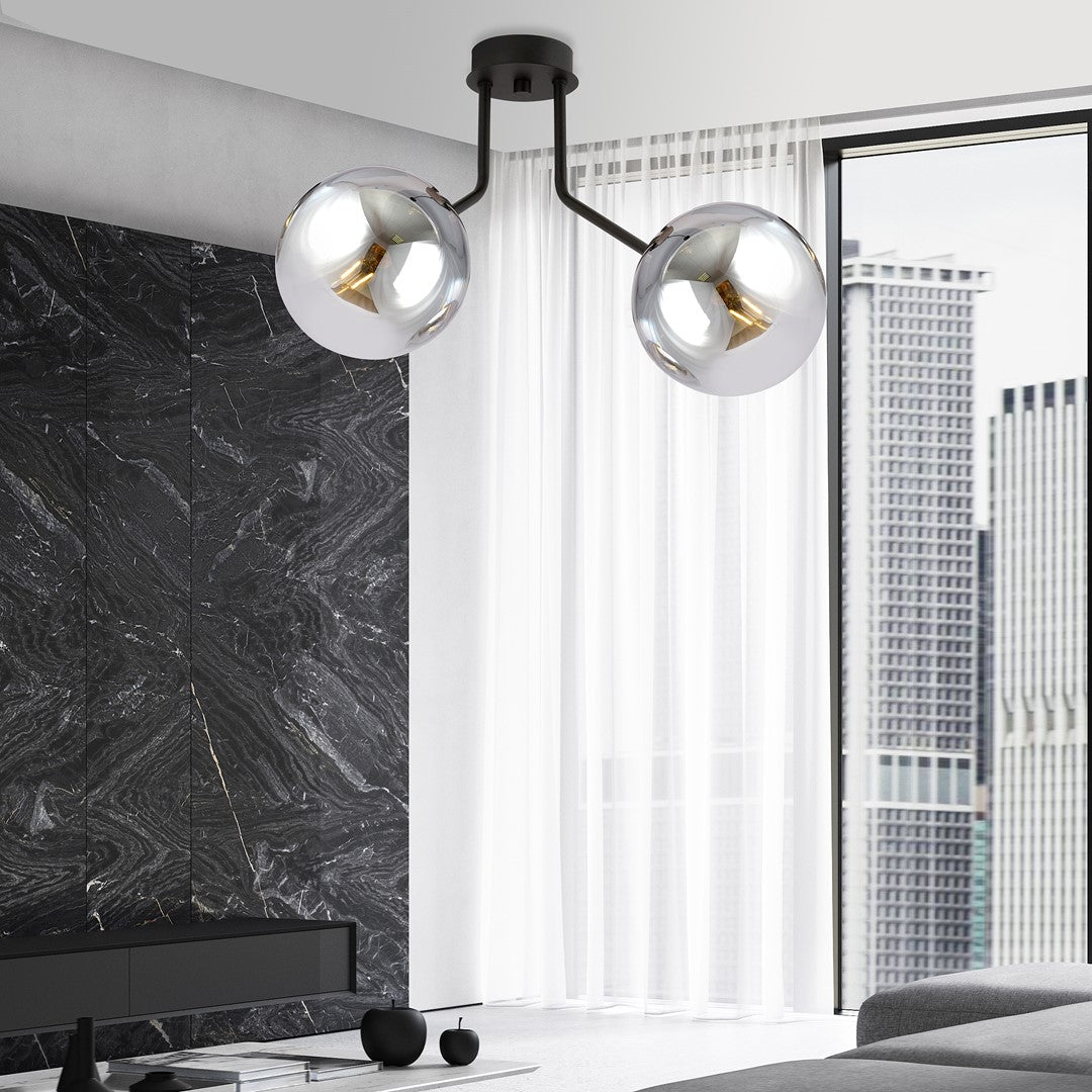 Mise en ambiance dans un salon moderne, mur de marbre noir et grande baie vitrée