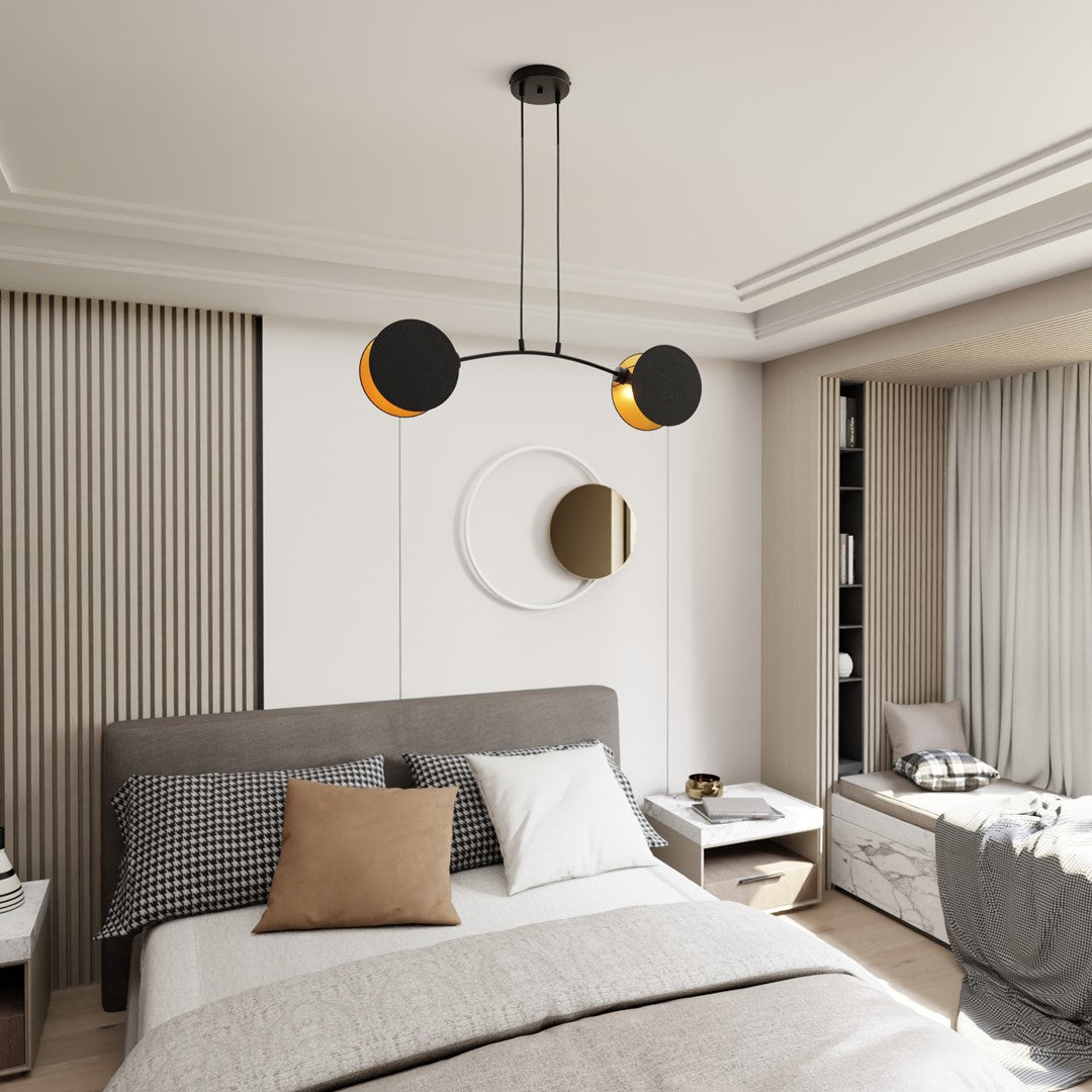 Mise en ambiance chambre avec suspension installée au-dessus du lit et mur rayé