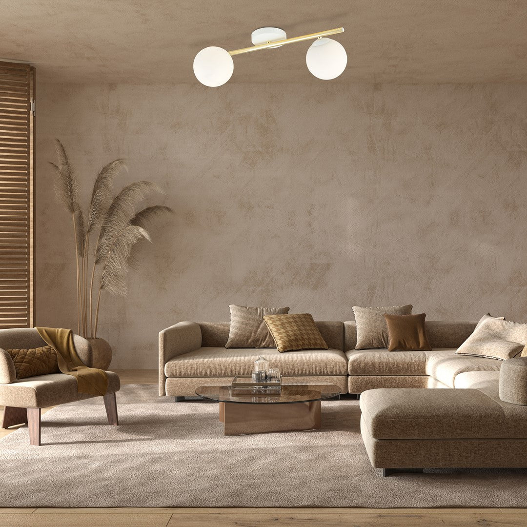 Mise en ambiance dans un salon beige, plafonnier allumé au-dessus du canapé