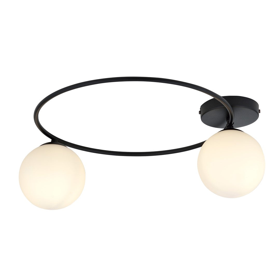 Vue de face du plafonnier allumé, deux globes opale diffusant une lumière chaude.