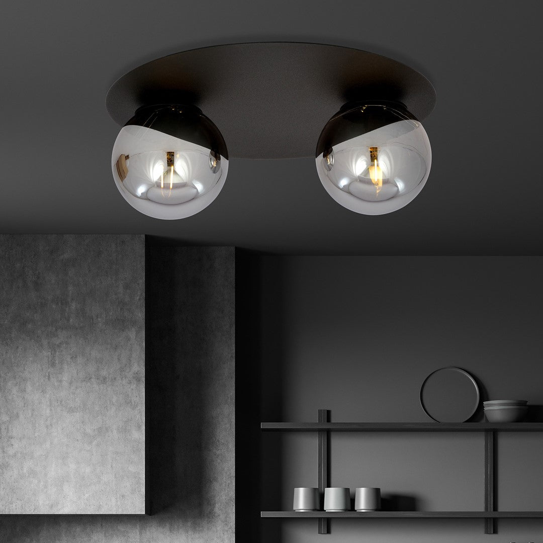 Mise en ambiance sur plafond anthracite, avec mur béton et étagère noire.