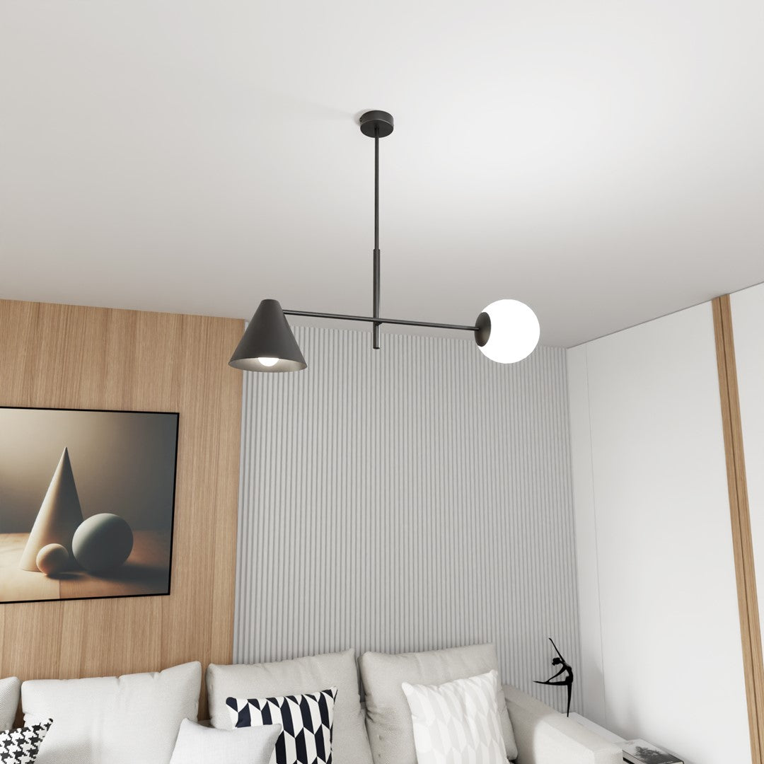 Vue rapprochée du luminaire fixé au plafond blanc, cône et sphère allumés