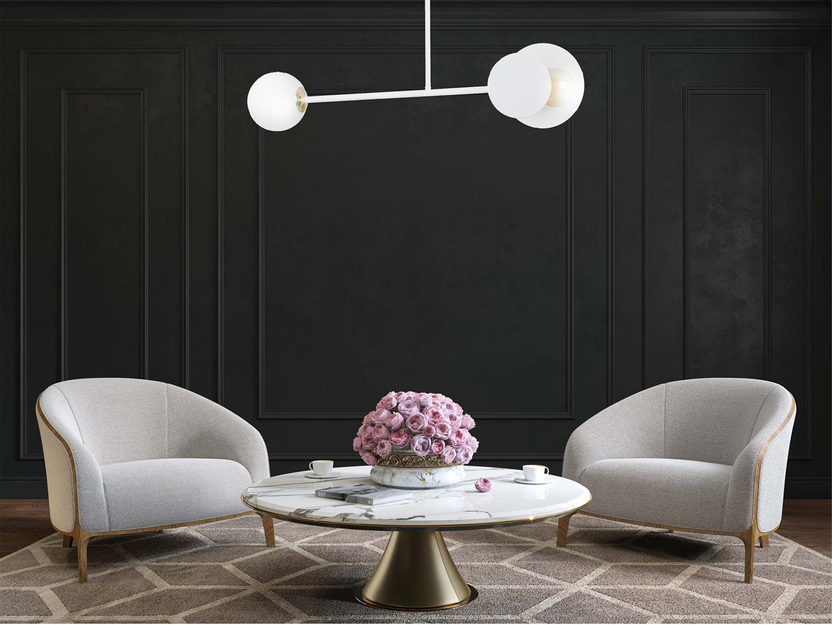 Vue du plafonnier blanc dans un salon sombre, au-dessus de deux fauteuils