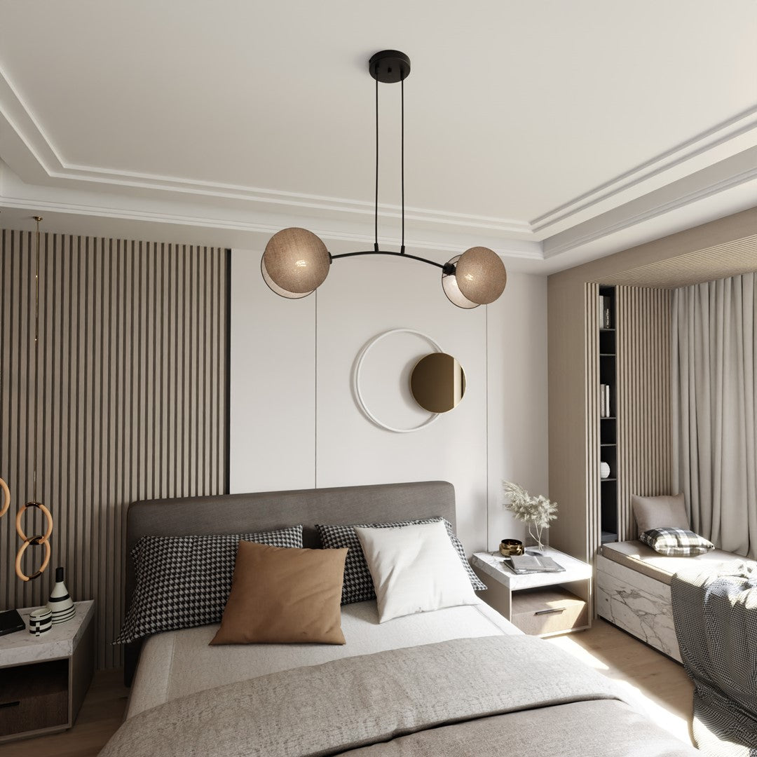 Mise en ambiance dans une chambre, suspension allumée au-dessus du lit.