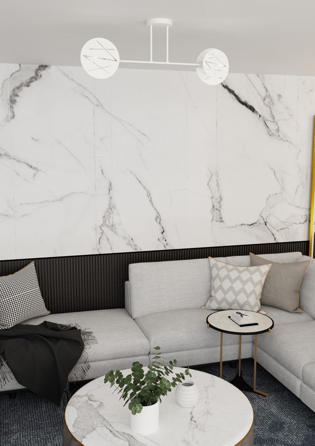 Mise en ambiance au-dessus d'un canapé gris devant un mur de marbre