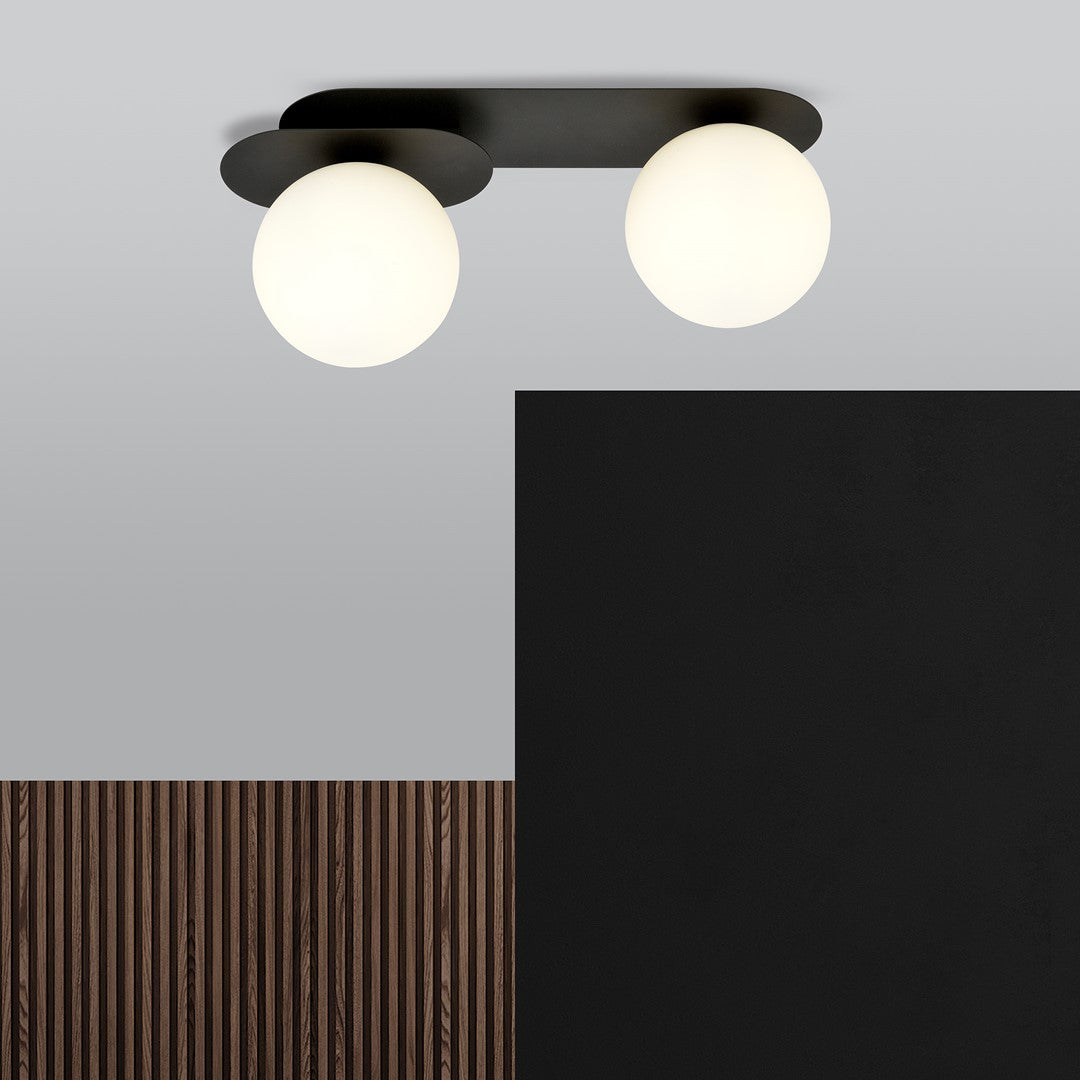 Mise en ambiance du plafonnier allumé sur plafond gris et mur sombre