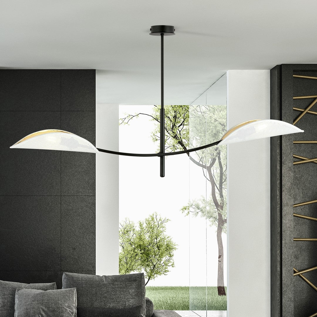 Mise en ambiance dans un salon contemporain, luminaire suspendu devant une baie vitrée et un arbre.