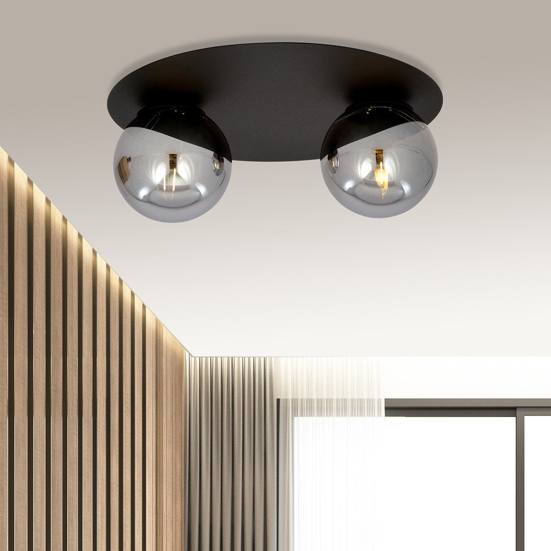 Mise en ambiance sur plafond blanc, avec mur en lattes de bois et rideau.