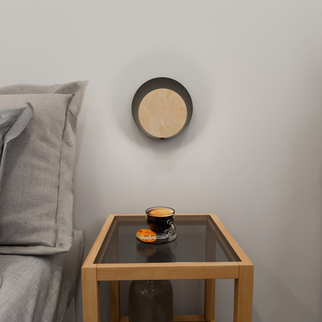 Vue de face au-dessus d'une table d'appoint, tasse de café posée
