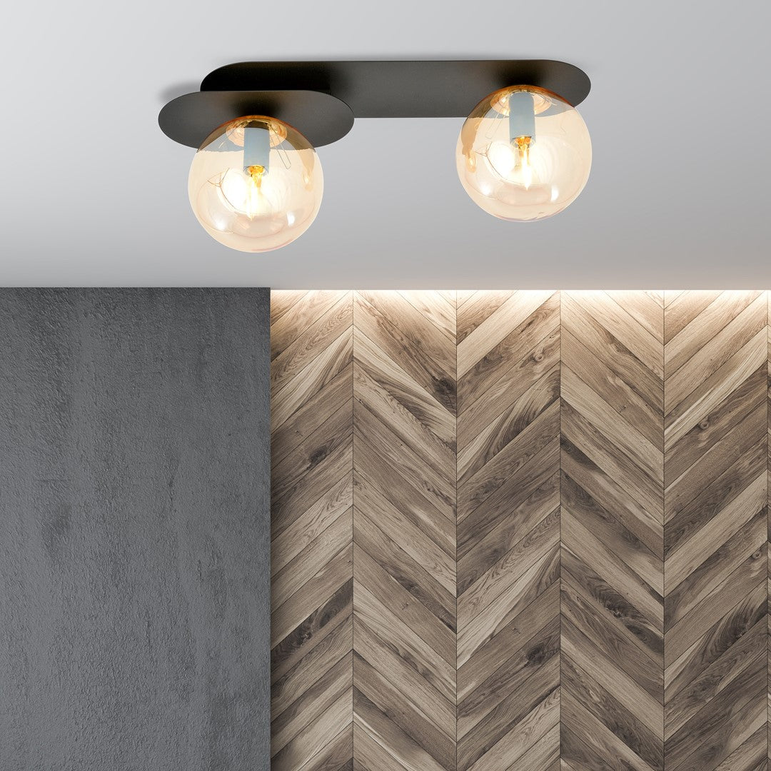 Ambiance intérieure, plafonnier allumé au-dessus d'un mur en bois à chevrons