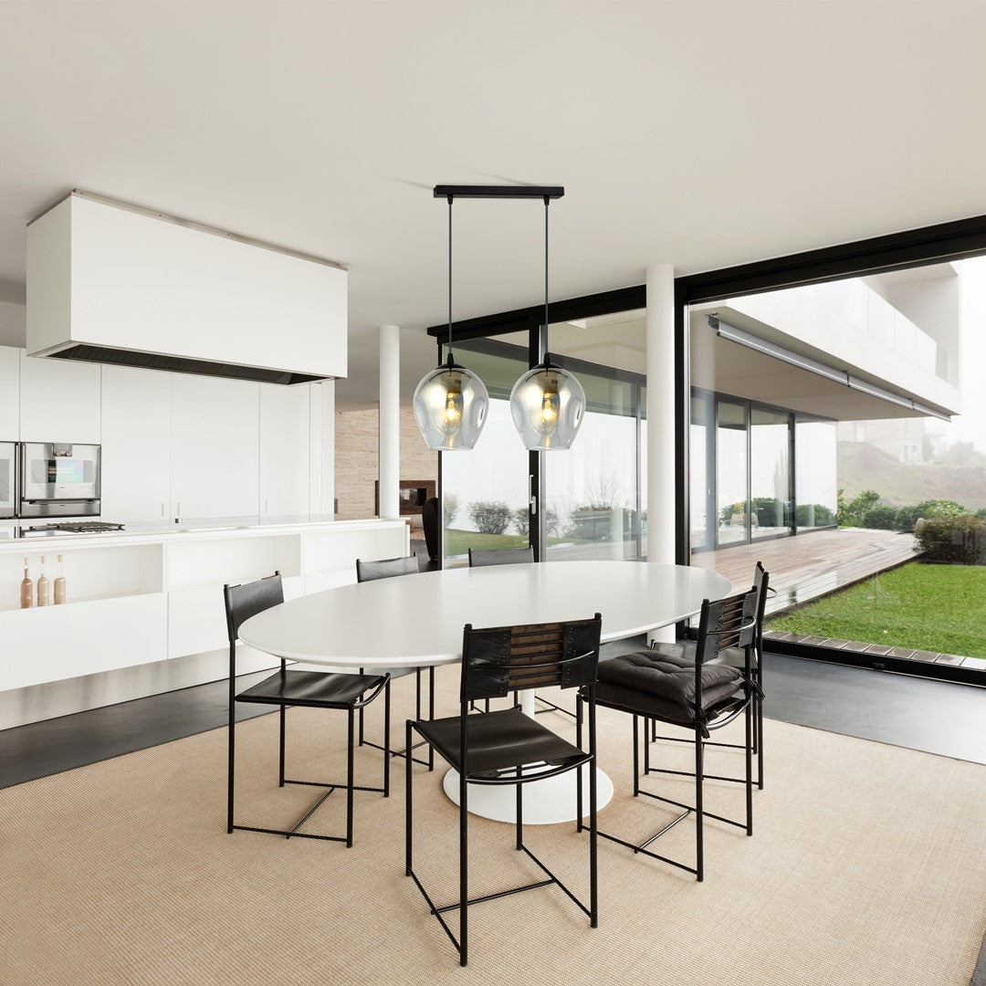 Mise en ambiance au-dessus d'une table ovale dans une cuisine contemporaine
