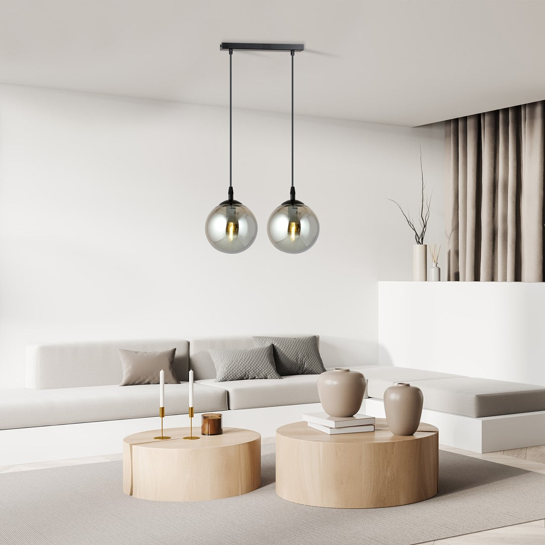 Mise en ambiance dans un salon clair avec canapé blanc et tables rondes en bois