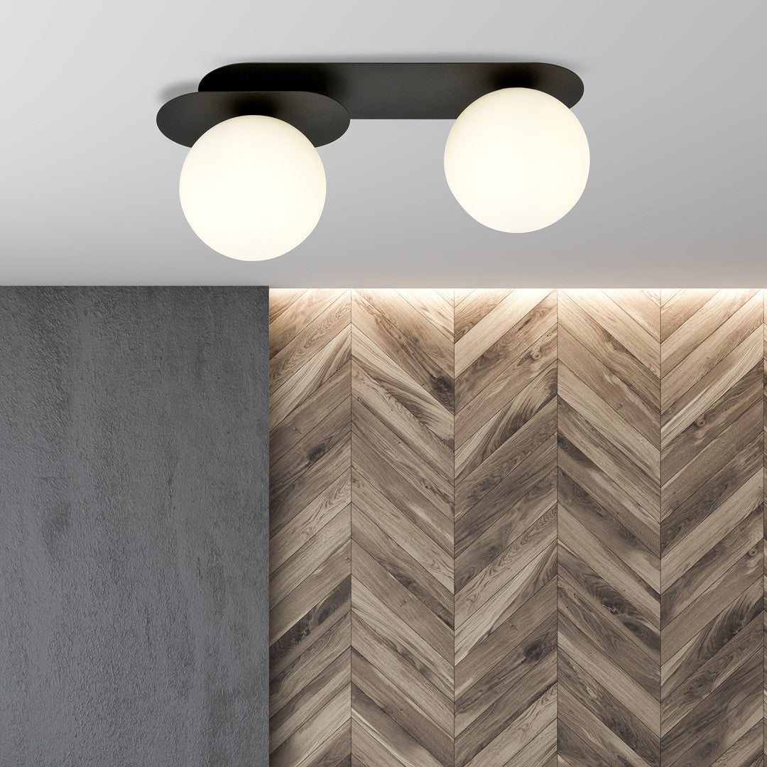 Vue en situation du luminaire au plafond avec lambris bois et mur béton
