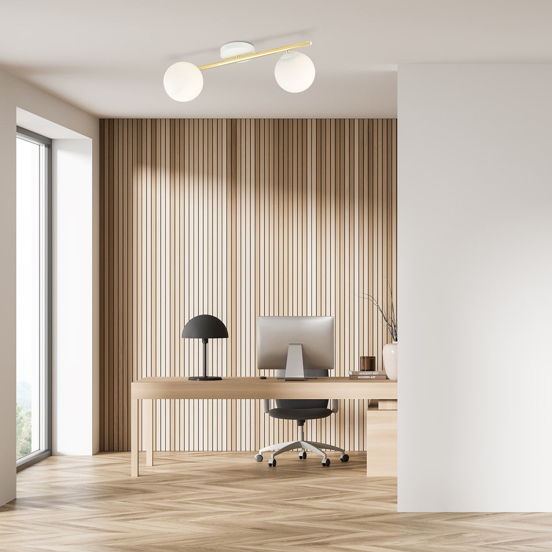 Luminaire installé au plafond d'un bureau au-dessus du plan de travail