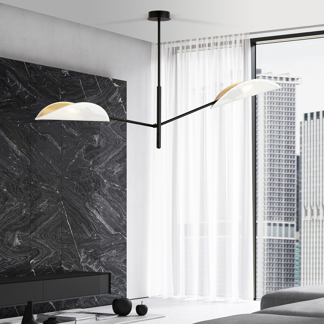 Mise en ambiance dans un salon moderne, mur de marbre noir et grandes fenêtres.