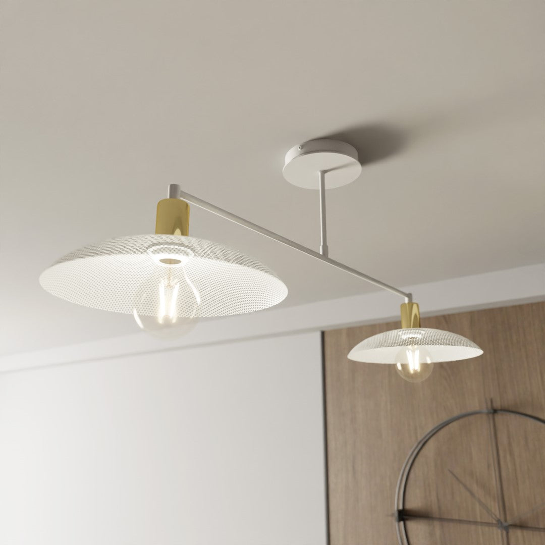 Détail de la fixation au plafond et des abat-jour perforés éclairés, vue en contre-plongée.
