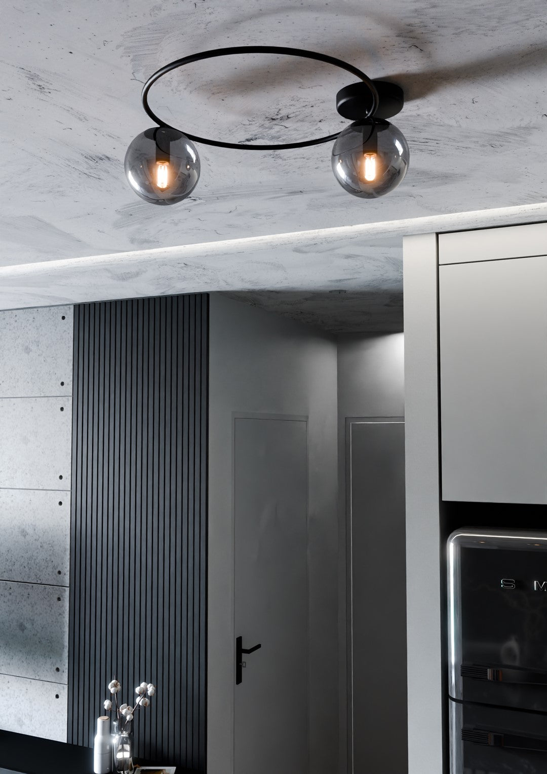Plafonnier installé sur un plafond béton brut, gros plan sur les ampoules allumées